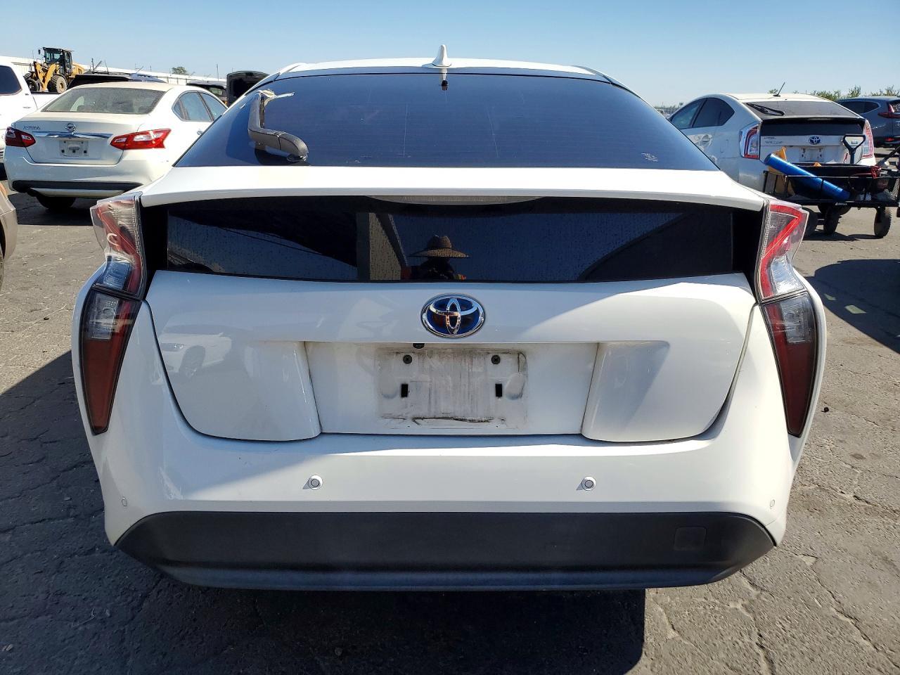 2018 Toyota Prius Three - Image 6