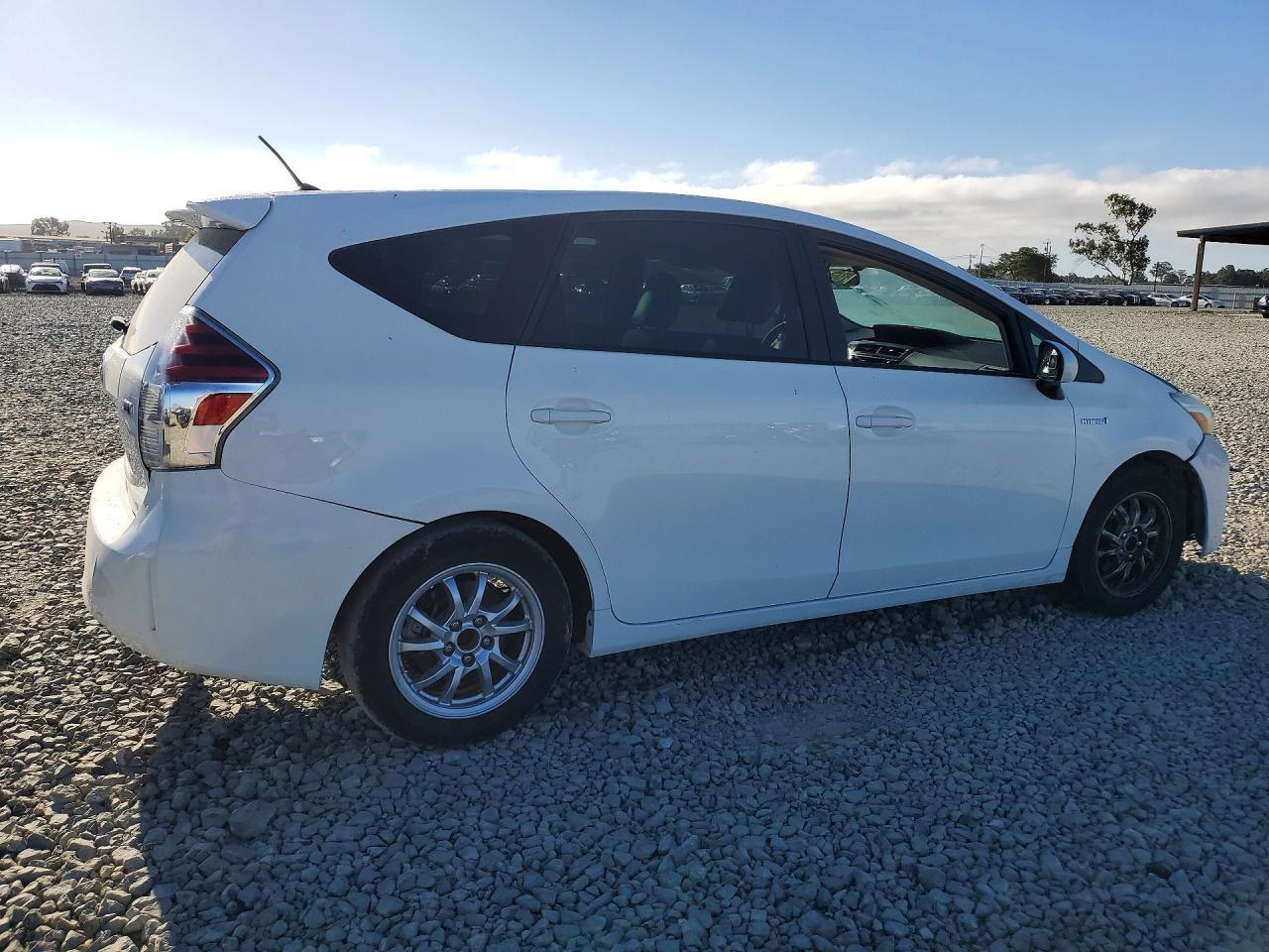 2017 Toyota Prius V Two - Фото 3