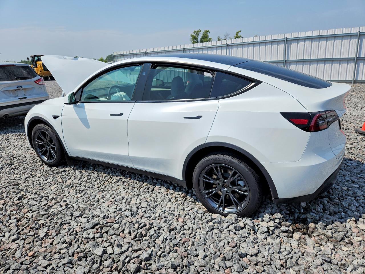 2024 Tesla Model Y - Фото 2