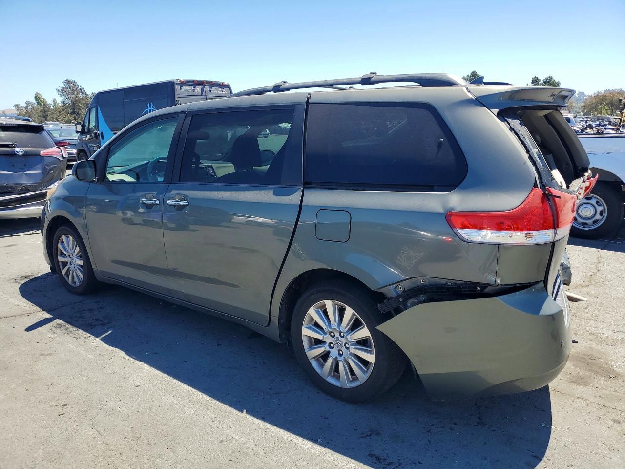 2011 Toyota Sienna Xle 7-Passenger - Image 2