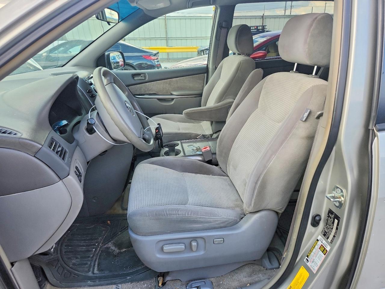 2008 Toyota Sienna Le 7-Passenger - Фото 7