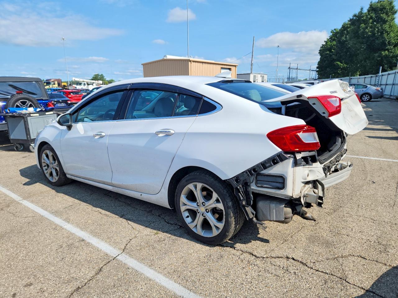 2017 Chevrolet Cruze Premier - Фото 2