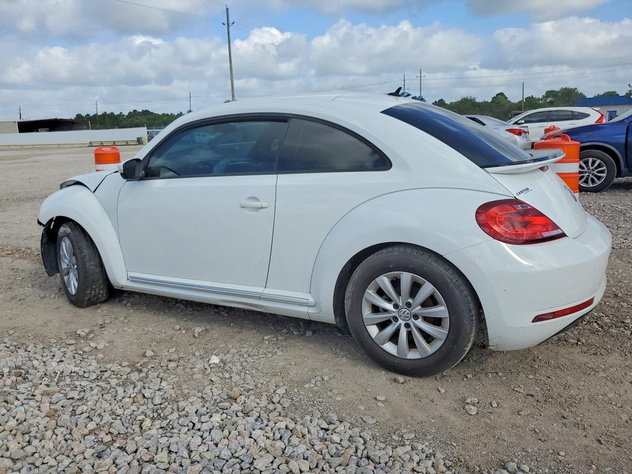 2019 Volkswagen Beetle S - Фото 2