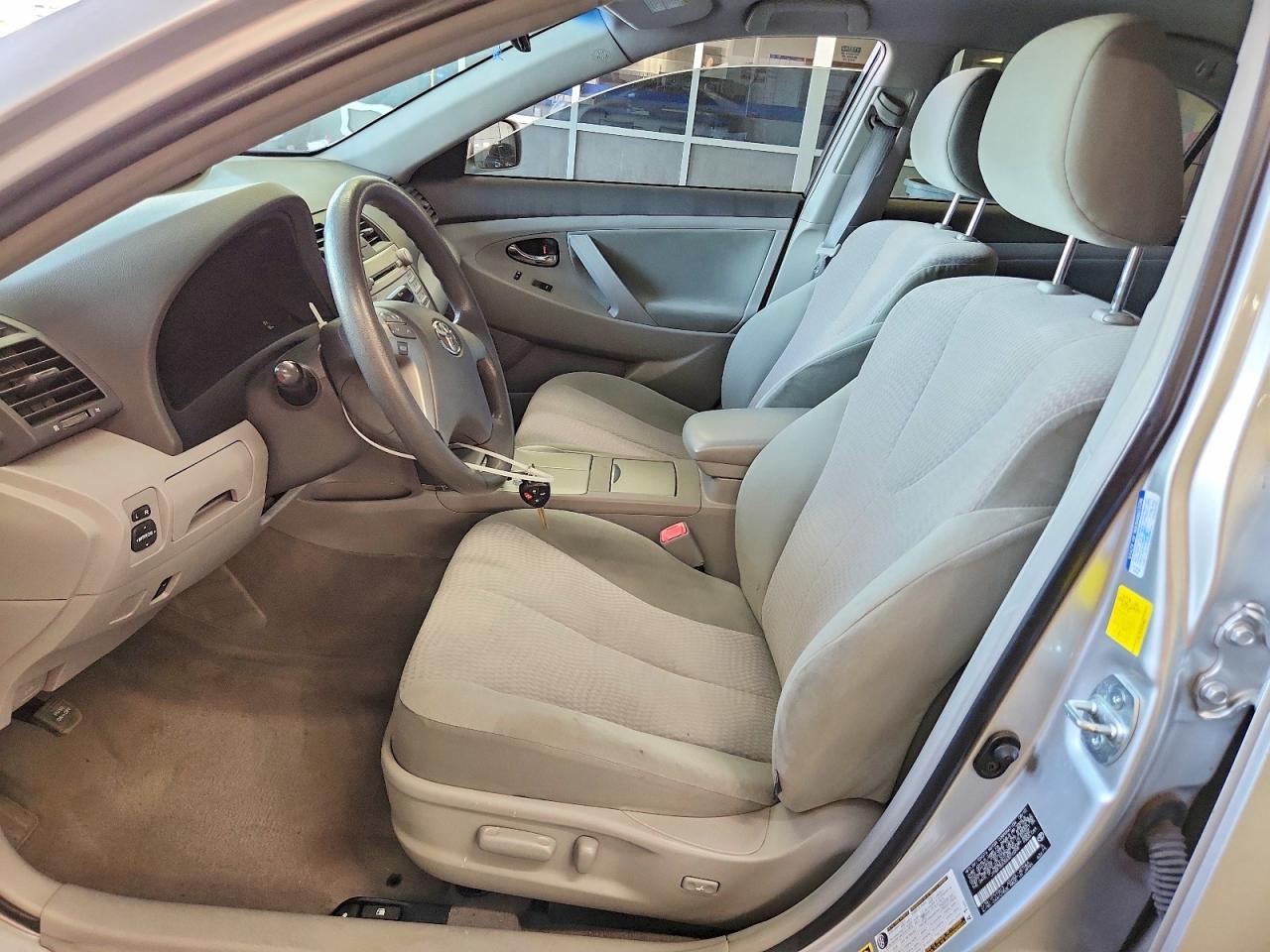 2011 Toyota Camry Le - Фото 7