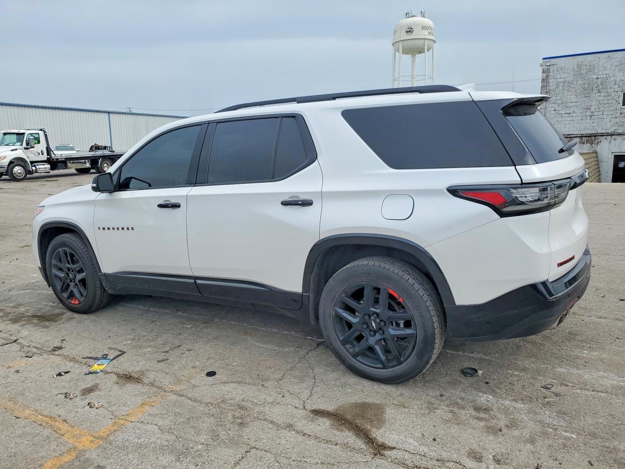 2021 Chevrolet Traverse Premier - Фото 2