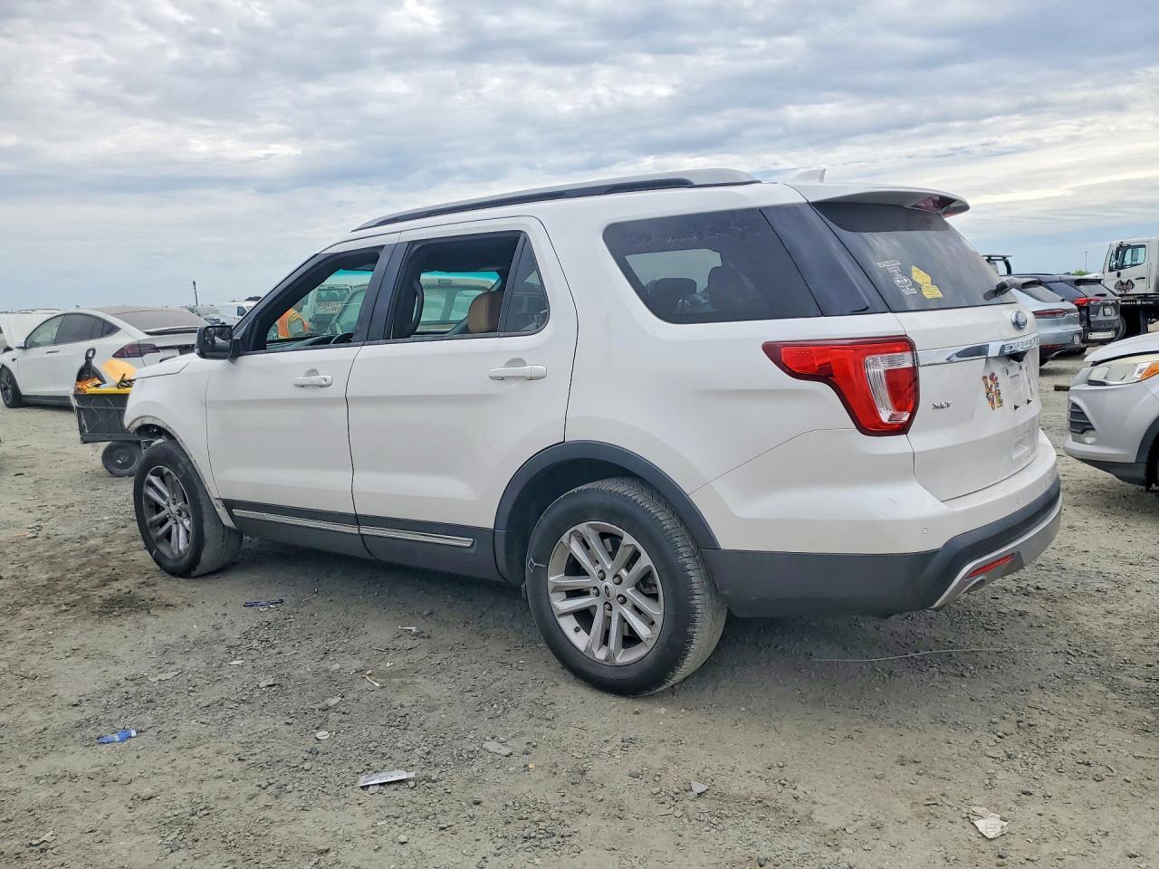 2016 Ford Explorer Xlt - Image 2