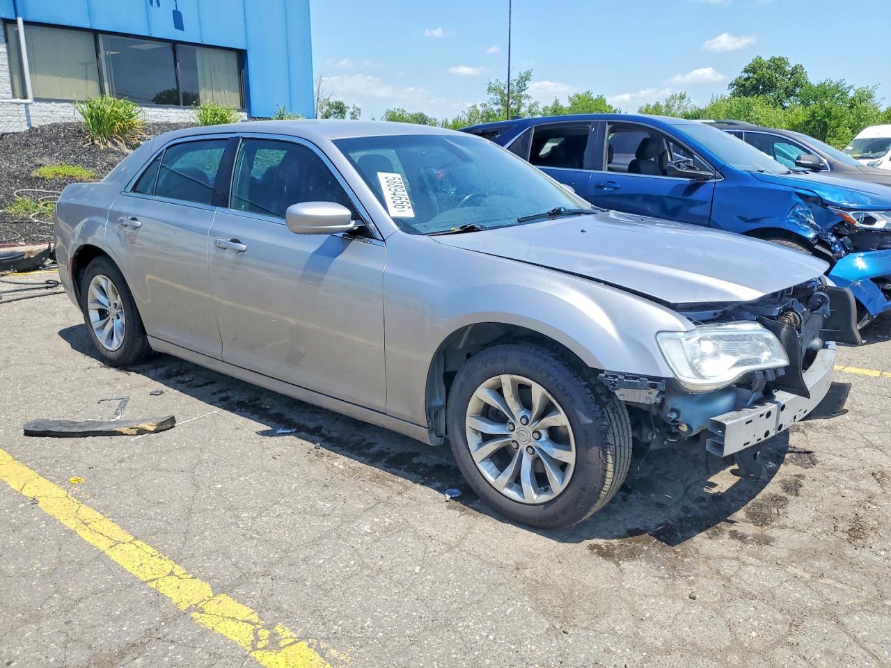2016 Chrysler 300 Limited - Фото 4