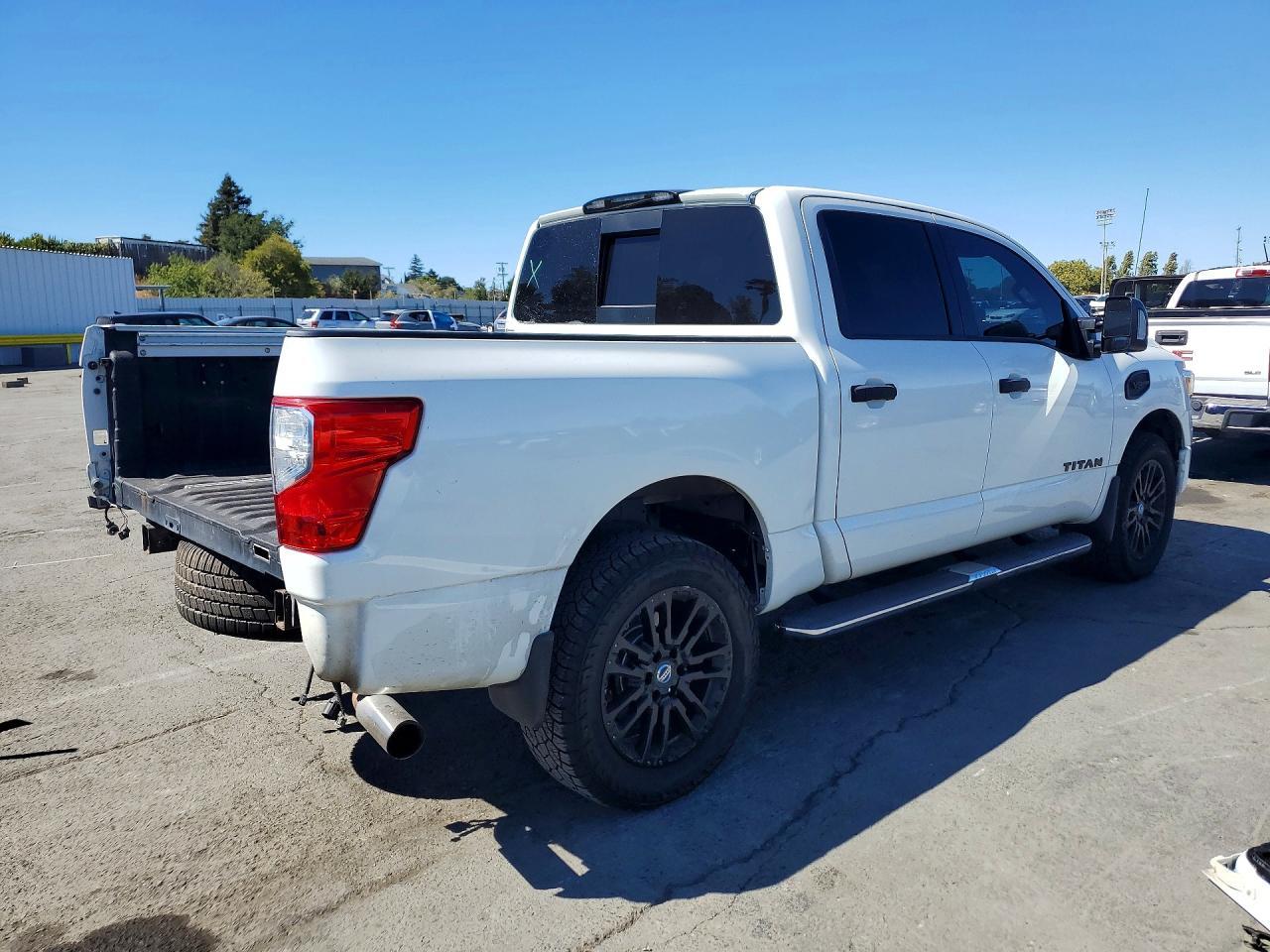 2017 Nissan Titan - Фото 3