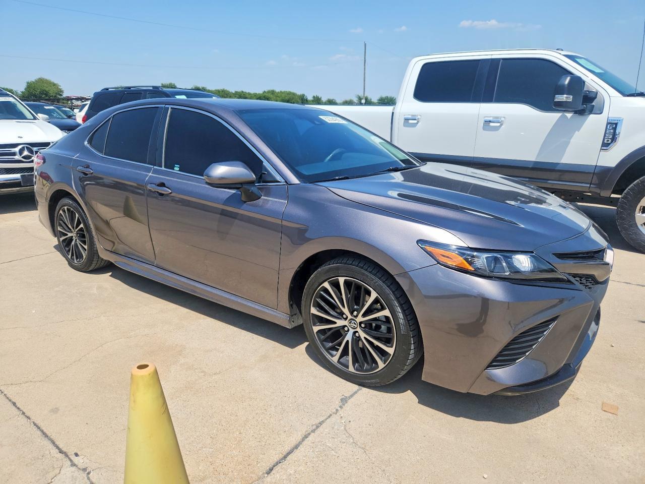 2020 Toyota Camry Se - Фото 4