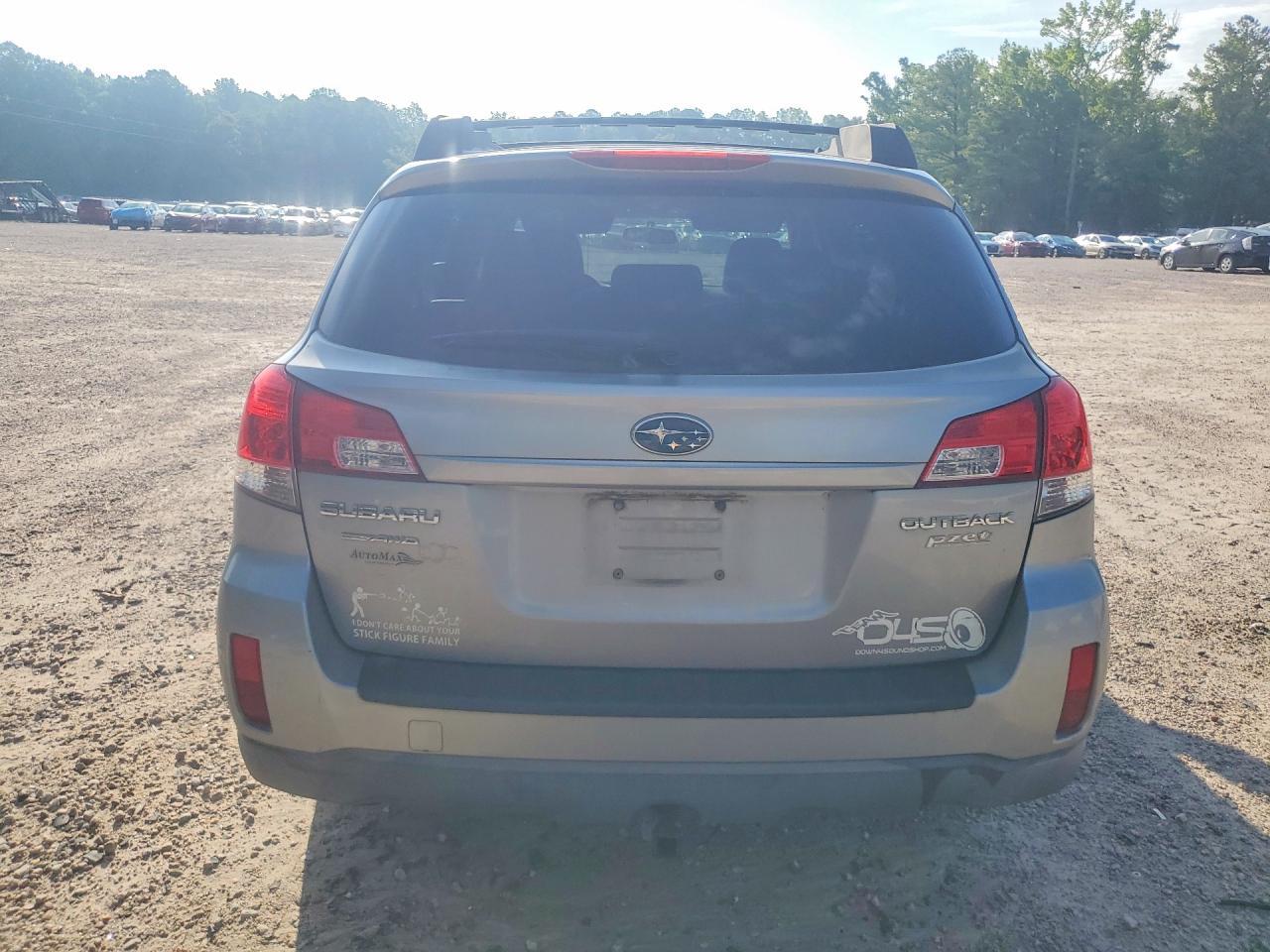 2010 Subaru Outback 2.5I Limited - Image 6
