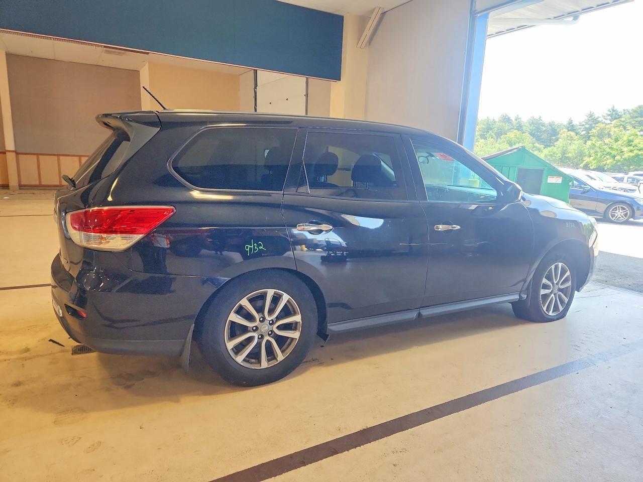 2014 Nissan Pathfinder S - Image 3