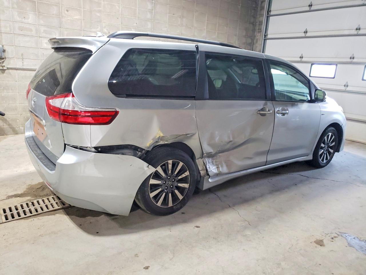 2019 Toyota Sienna Limited Premium 7-Passenger - Фото 3