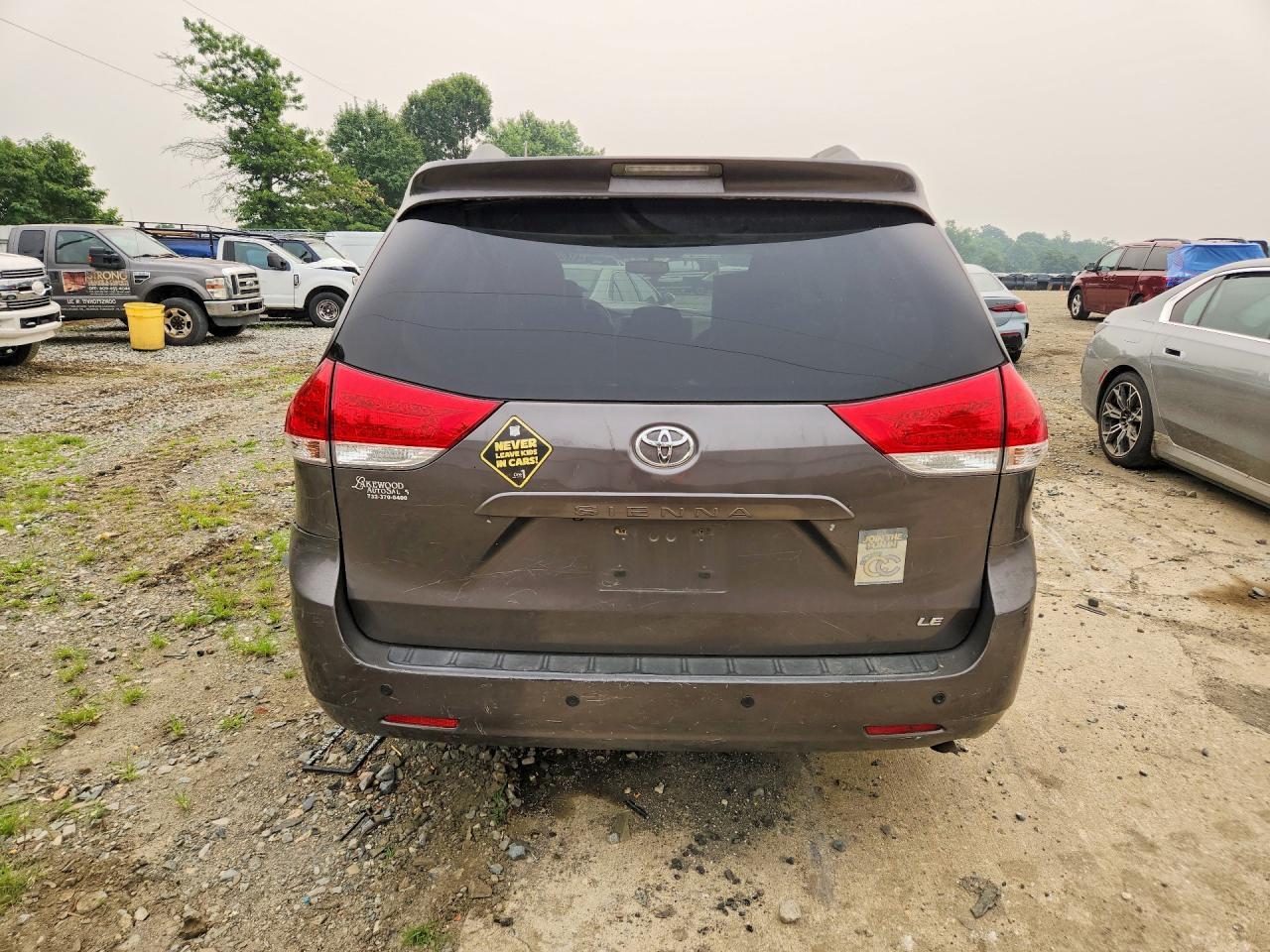 2013 Toyota Sienna - Фото 6