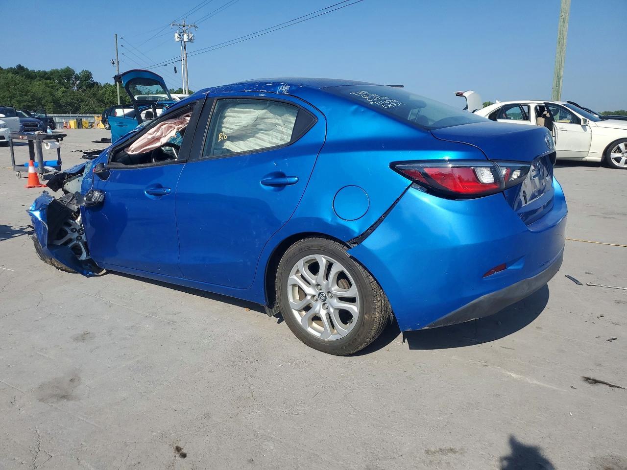 2017 Toyota Yaris Ia Base - Фото 2