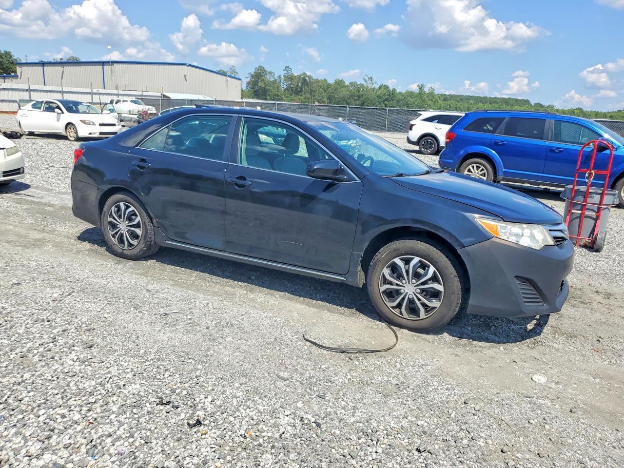 2013 Toyota Camry Le - Фото 4