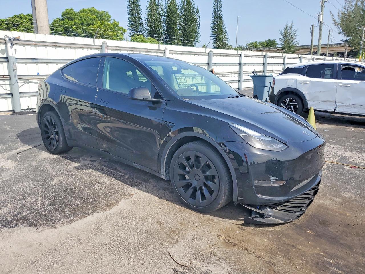 2025 Tesla Model Y - Фото 4