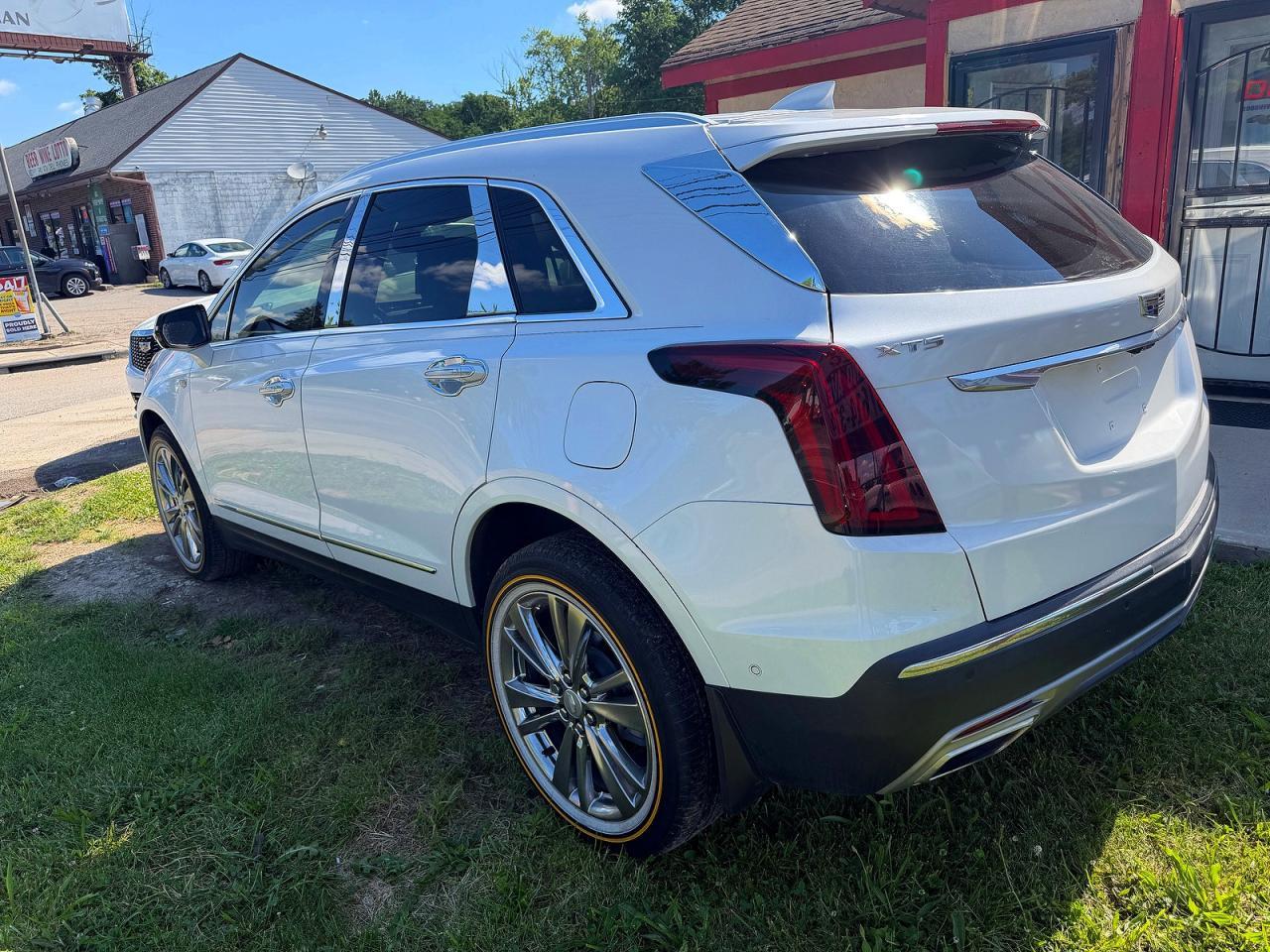 2021 Cadillac Xt5 Platinum Premium Luxury - Image 3