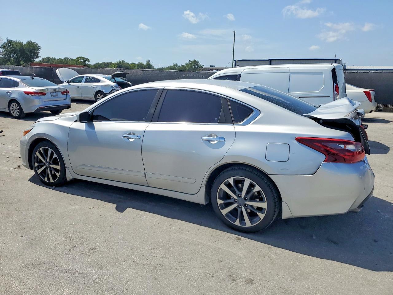 2017 Nissan Altima 2.5 Sr - Image 2