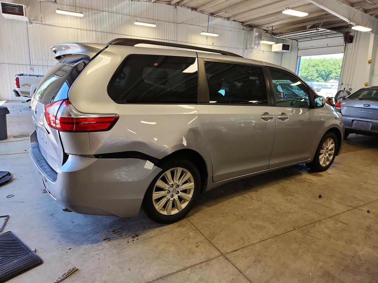 2017 Toyota Sienna Le - Фото 3