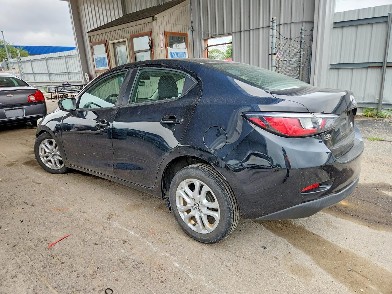 2017 Toyota Yaris Ia Base - Фото 2