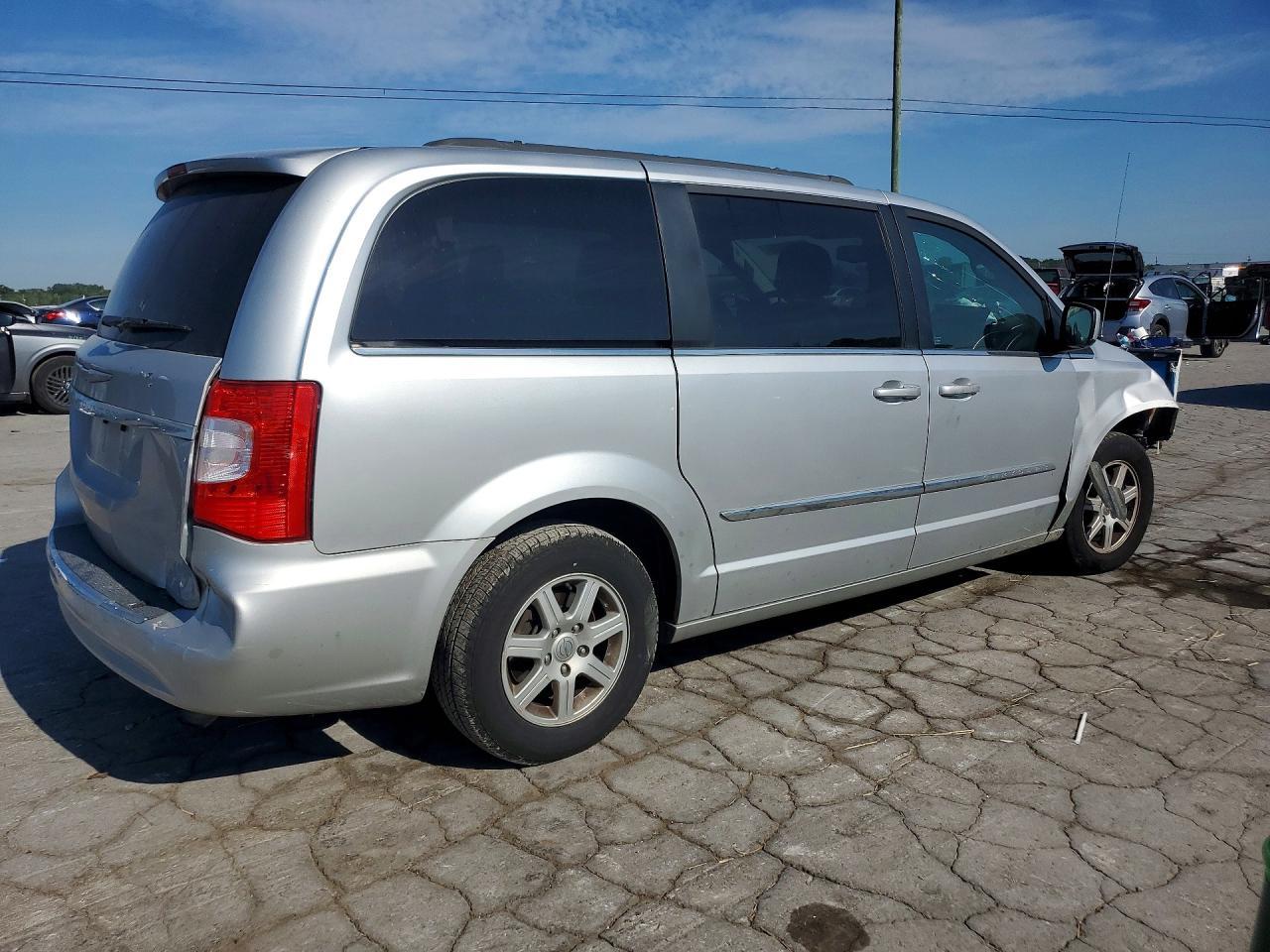 2012 Chrysler Town & Country Touring - Image 3