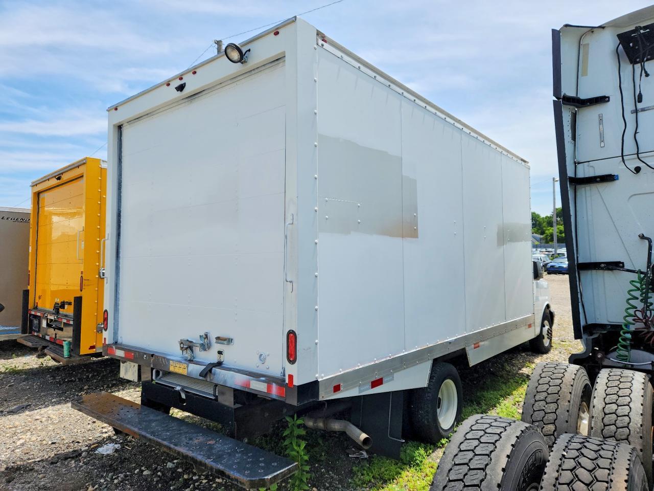 2024 Chevrolet Express Refrigerated Box Truck - Фото 3