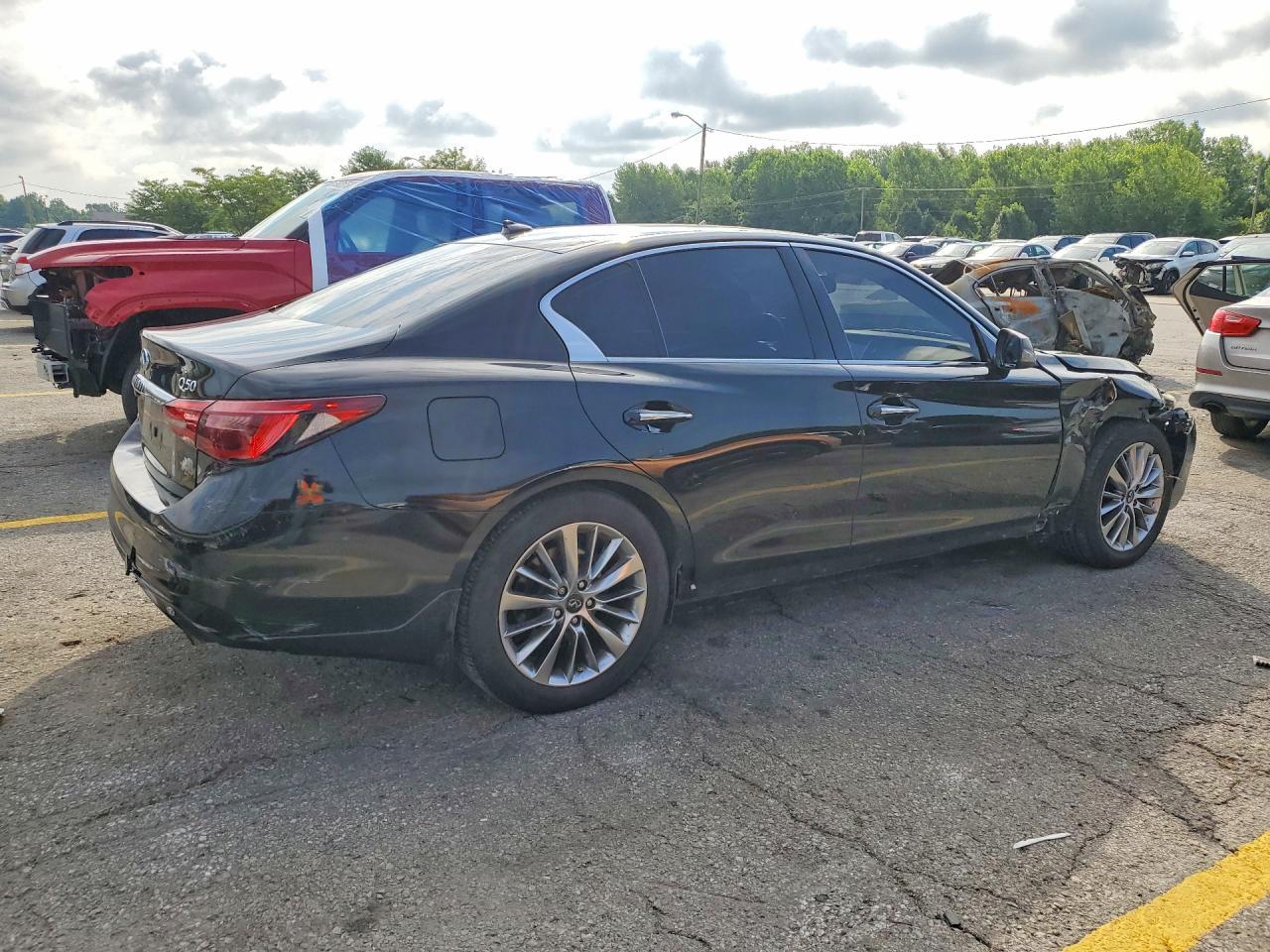 2018 Infiniti Q50 3.0T Luxe - Фото 3