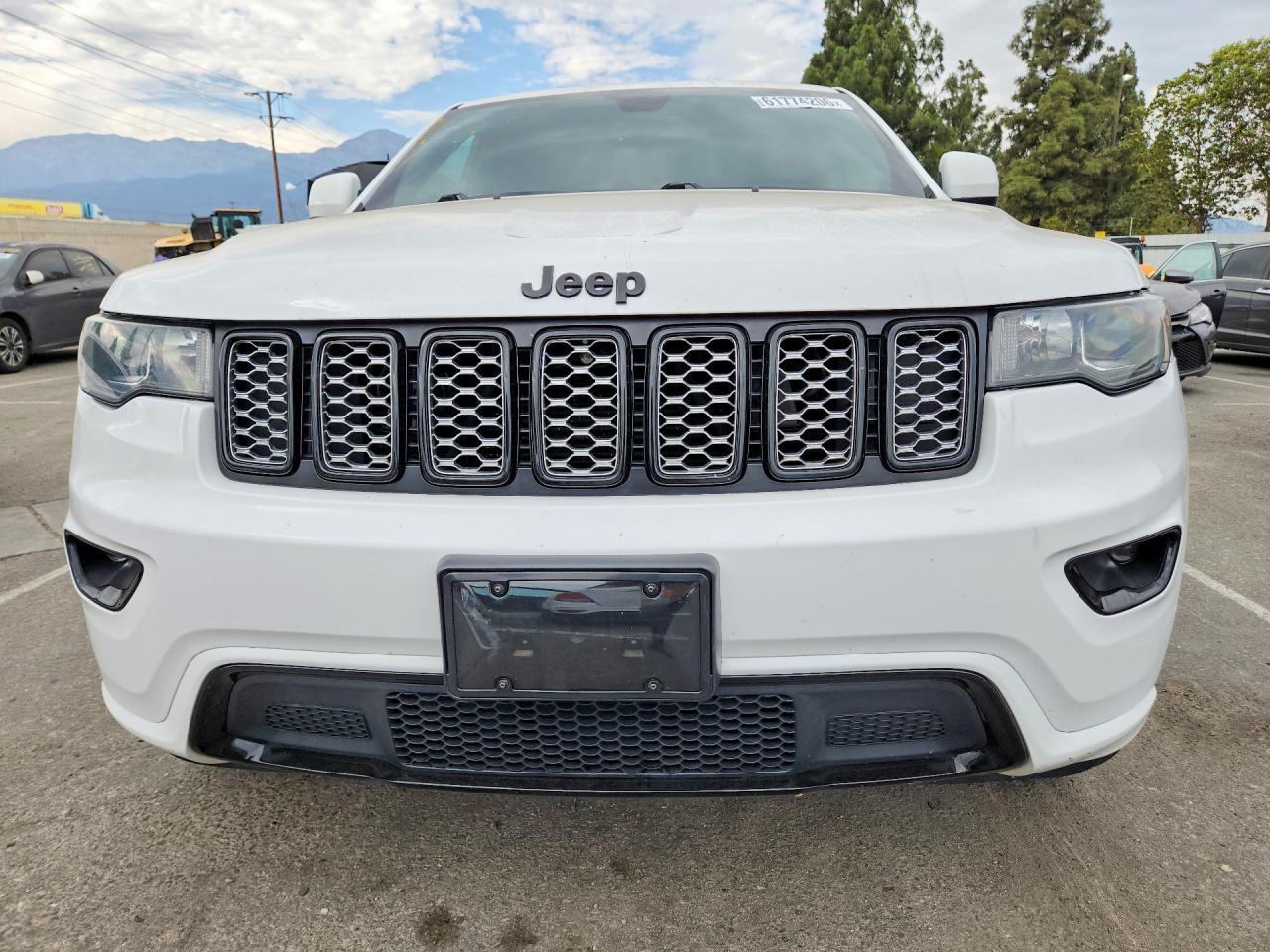 2017 Jeep Grand Cherokee Laredo - Image 5
