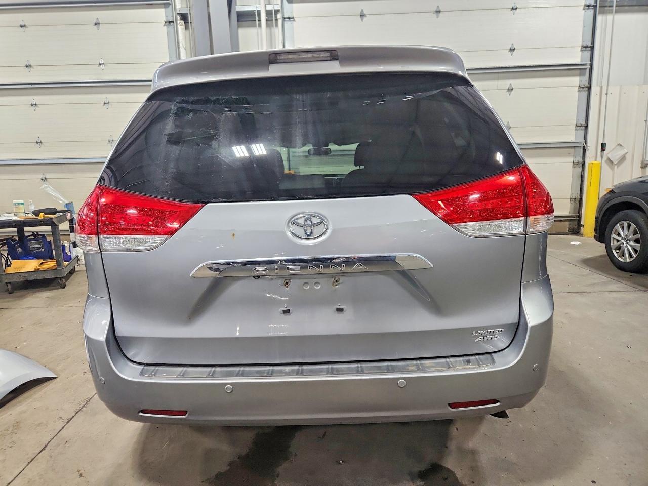 2013 Toyota Sienna Limited 7-Passenger - Фото 6