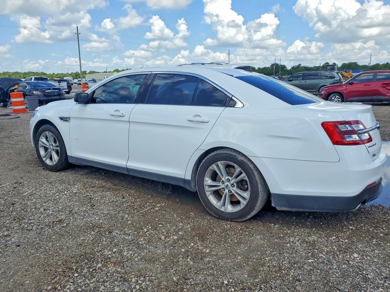 2018 Ford Taurus Se - Image 2