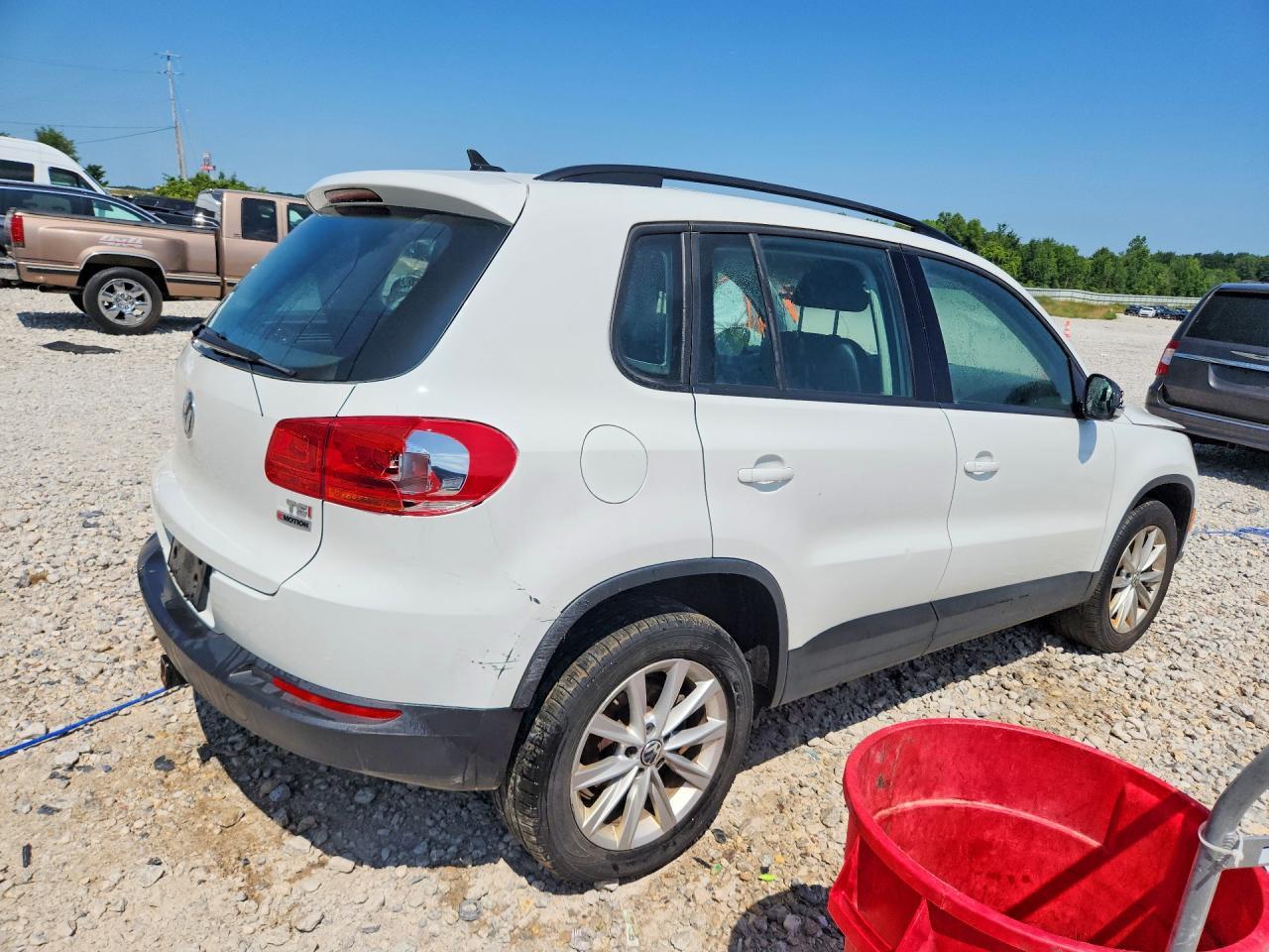 2017 Volkswagen Tiguan S - Фото 3