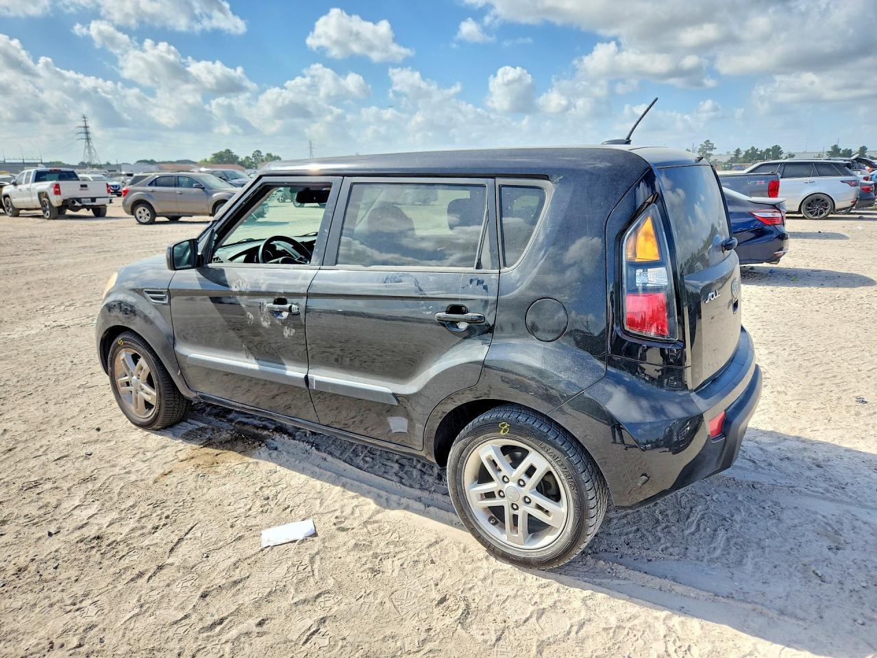 2011 Kia Soul + - Image 2