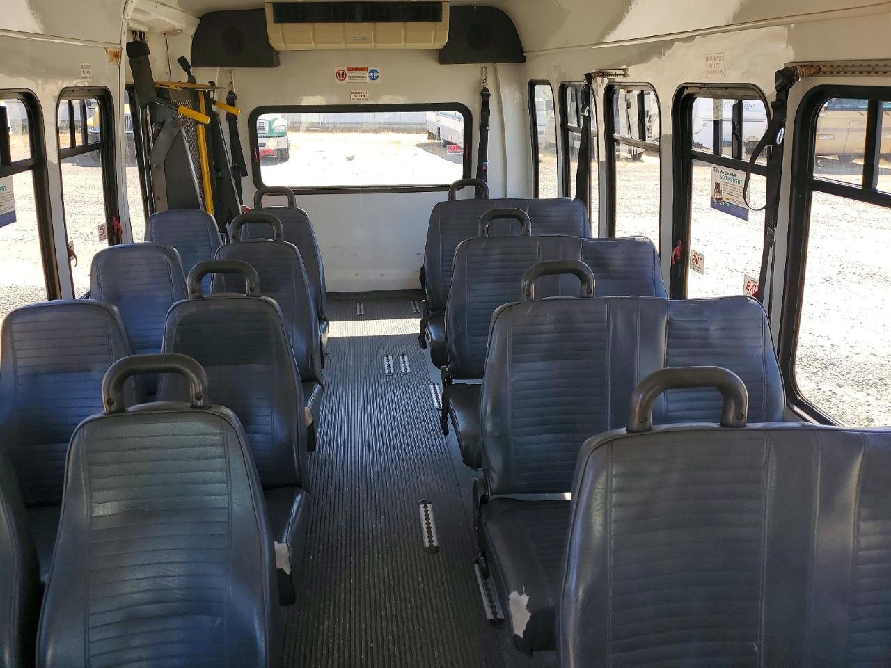 2011 Ford E450 Shuttle Bus - Фото 6