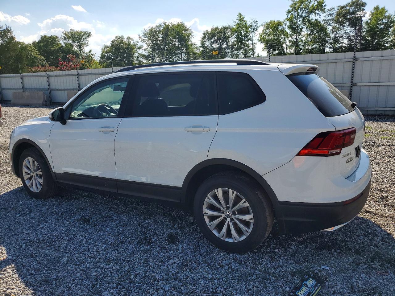 2018 Volkswagen Tiguan S - Фото 2