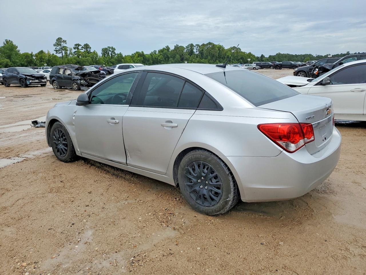2014 Chevrolet Cruze Ls - Image 2
