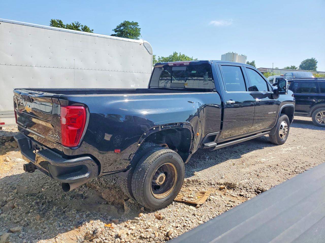 2023 Chevrolet Silverado K3500 High Country - Фото 3
