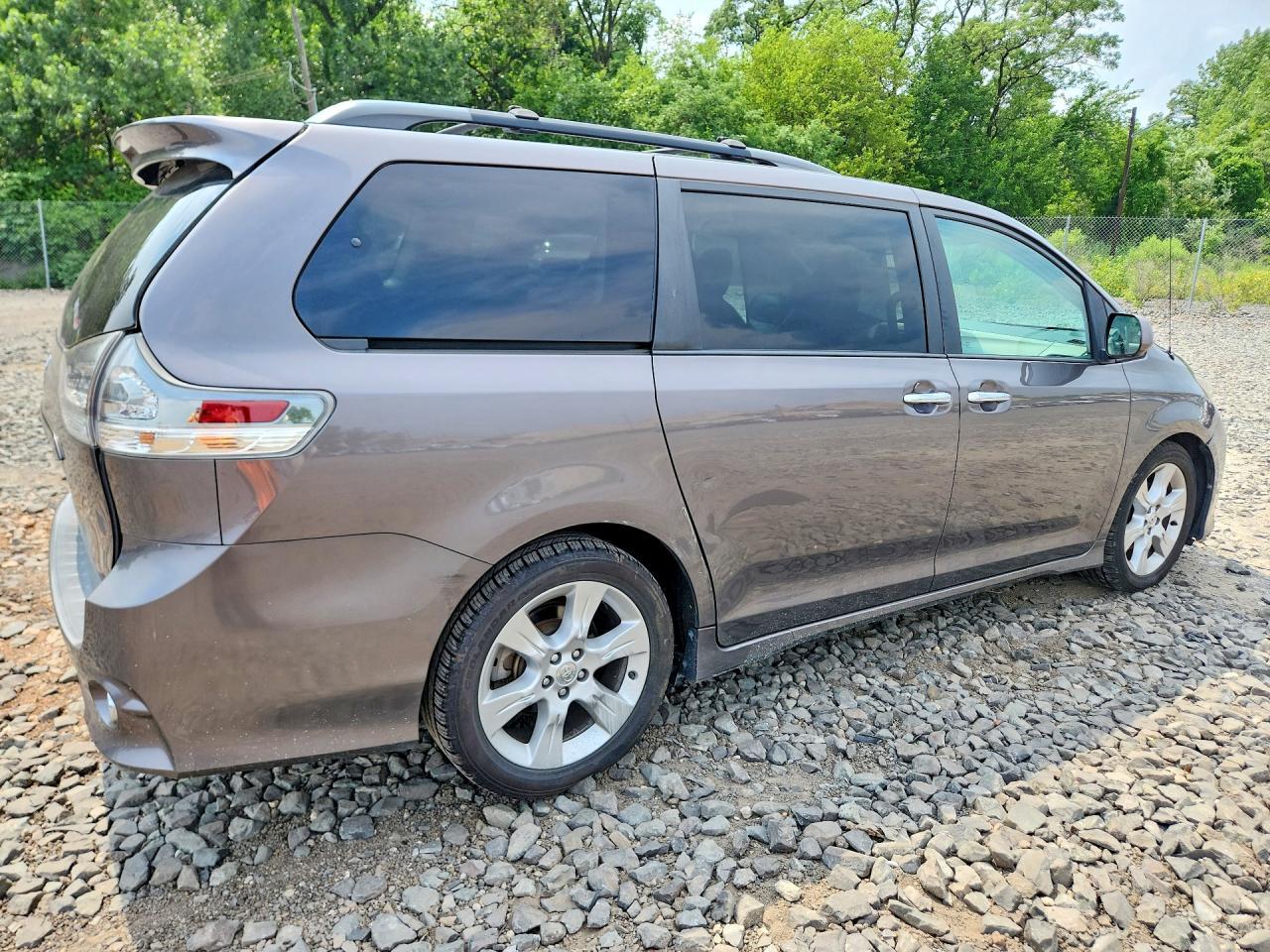 2013 Toyota Sienna Sport - Фото 3