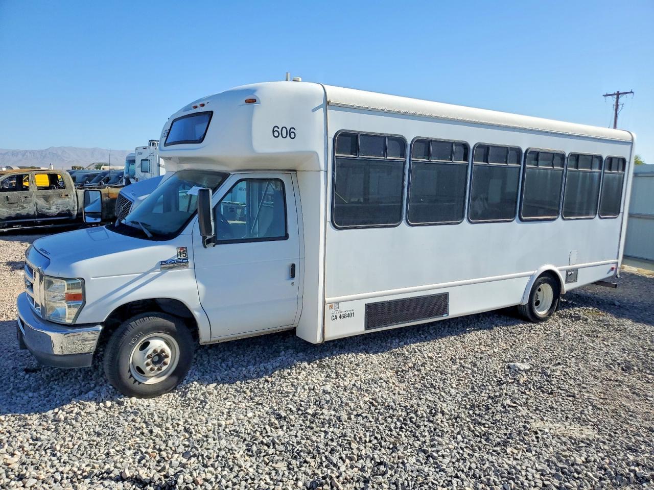 2016 Ford E-450 Shuttle Bus - Фото 2
