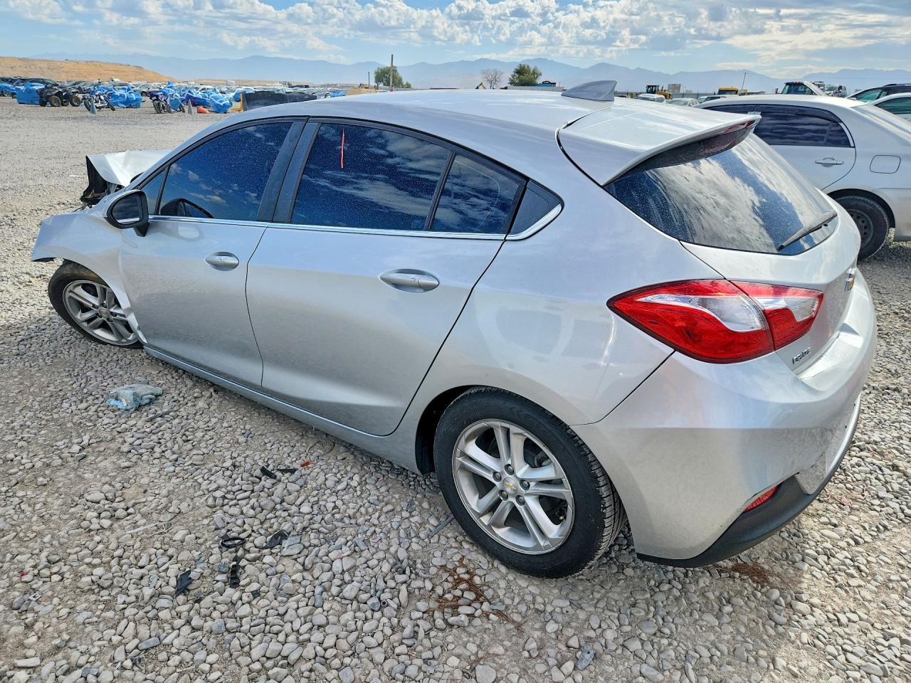 2017 Chevrolet Cruze Lt - Image 2