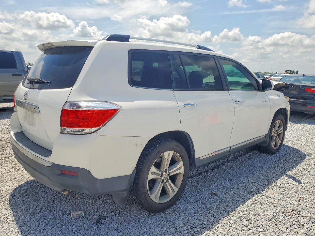 2013 Toyota Highlander Limited - Image 3