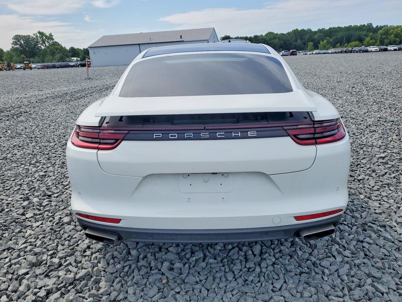 2018 Porsche Panamera 4 - Image 6