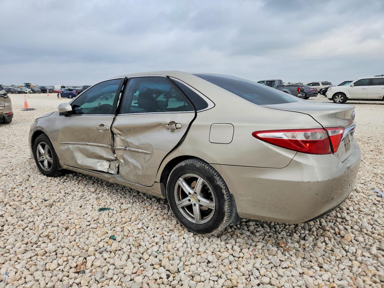 2015 Toyota Camry Le - Фото 2