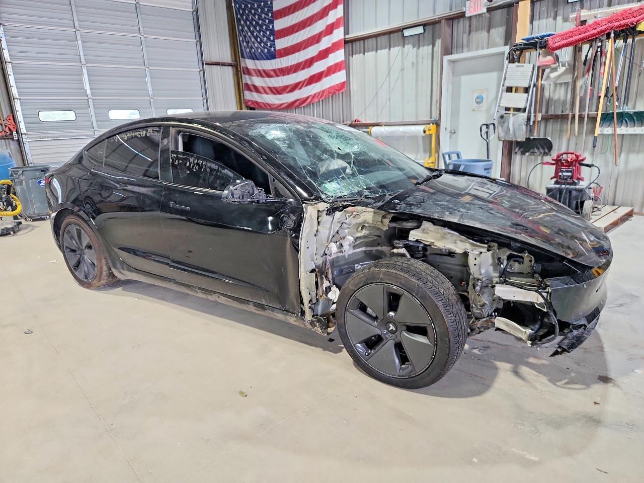 2025 Tesla Model 3 - Фото 4