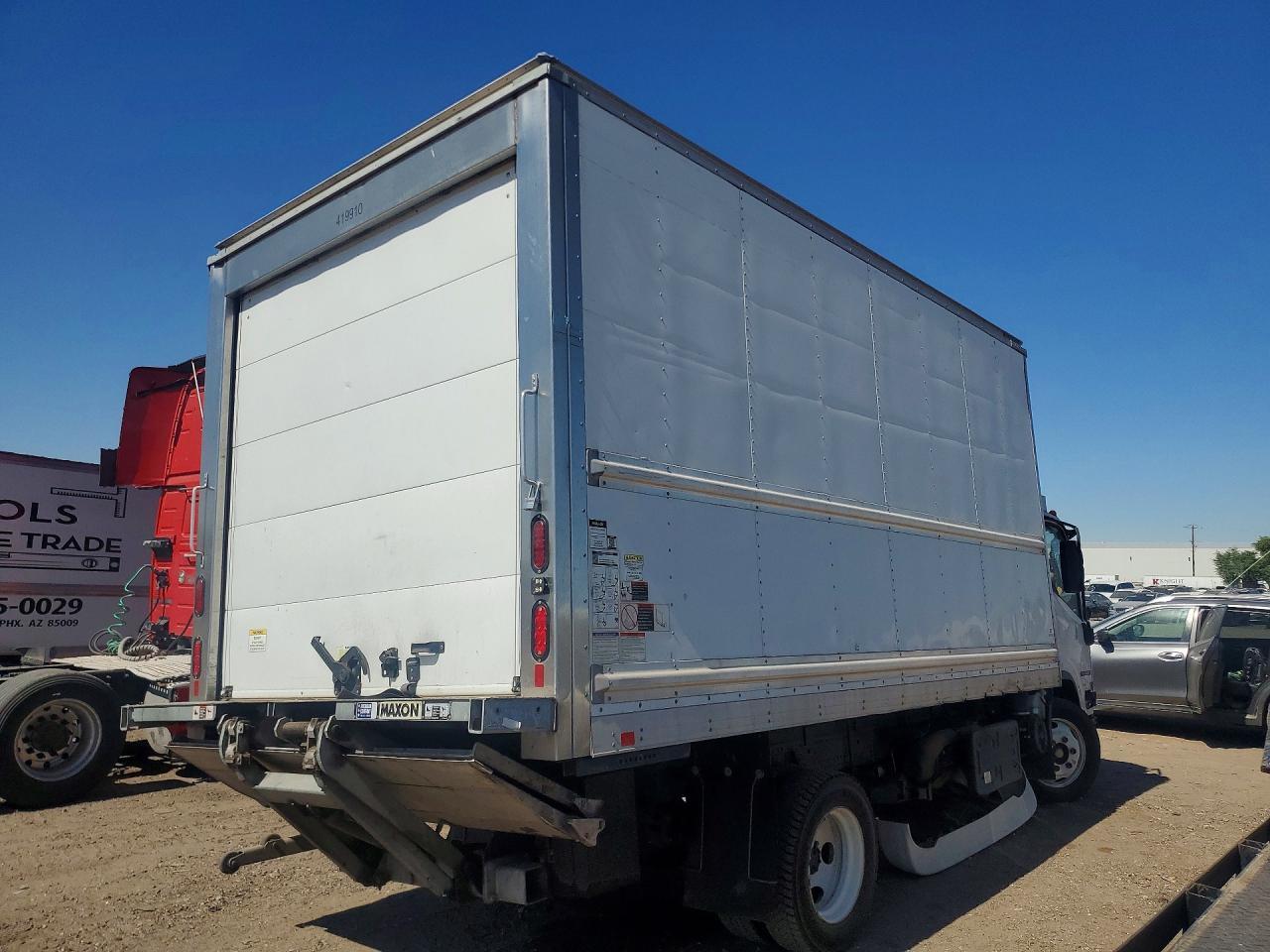 2022 Isuzu Nrr Refrigerated Box Truck - Image 3