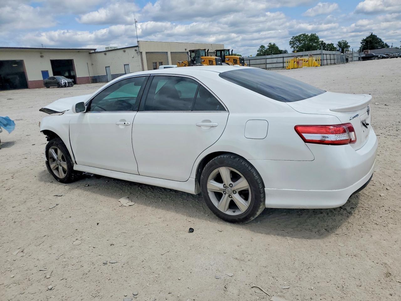2011 Toyota Camry Se - Image 2
