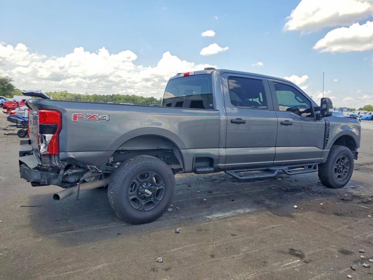 2023 Ford F350 Super Duty - Фото 3