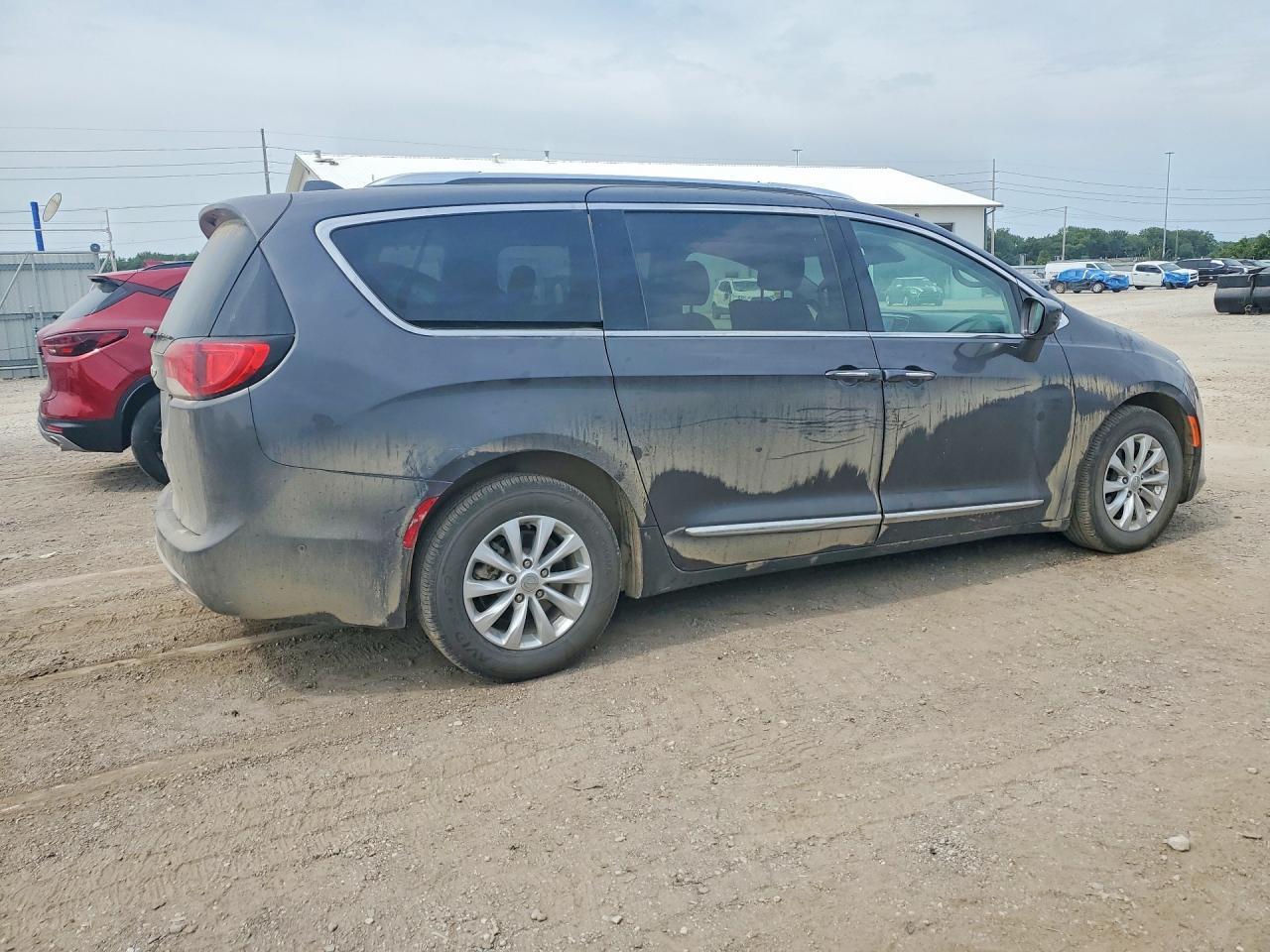 2018 Chrysler Pacifica Touring L Plus - Фото 3