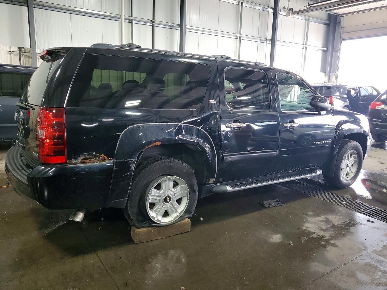 2011 Chevrolet Suburban - Фото 3