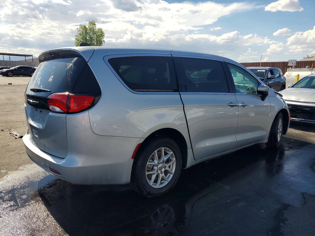 2023 Chrysler Voyager Lx - Фото 3
