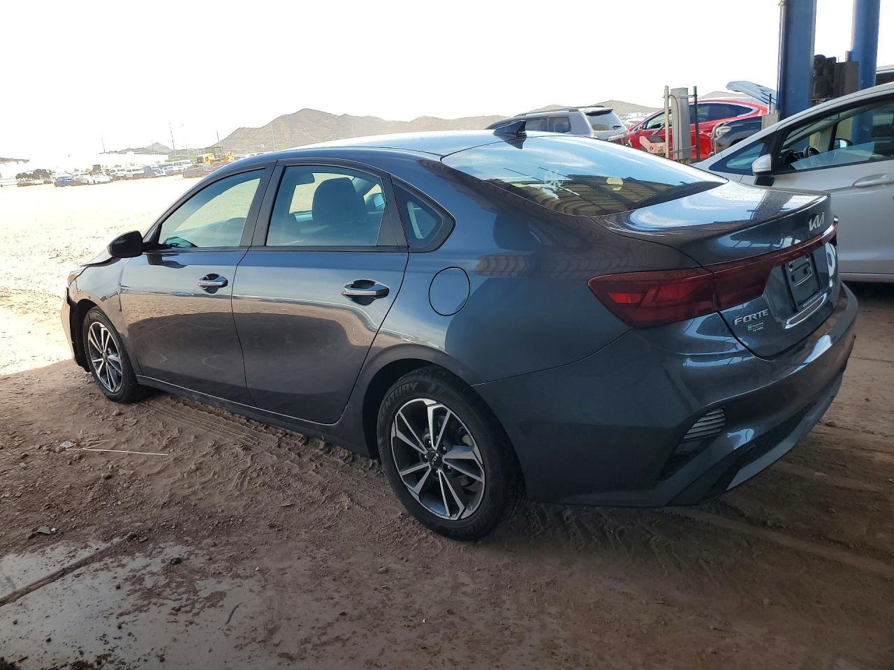 2022 Kia Forte Lxs - Image 2